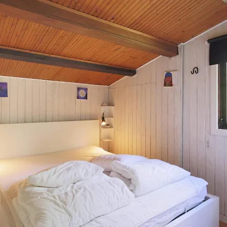 8 Person In Holb K *