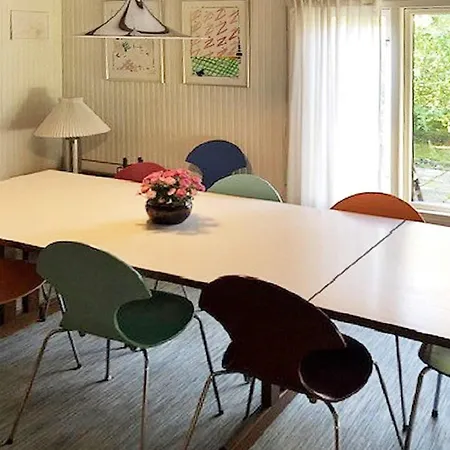 8 Person In Holb K *